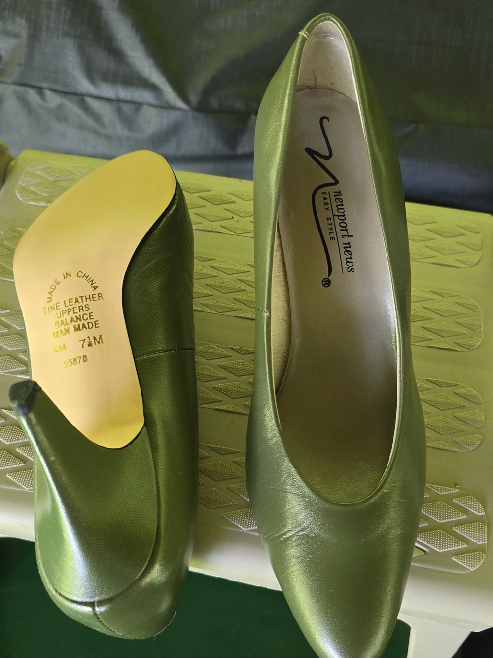 Newport News Olive Green Leather Classic Pumps